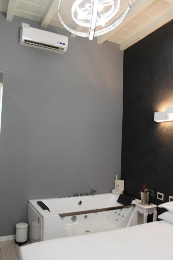 Jacuzzi Apartament By Parmacentro B&B エクステリア 写真