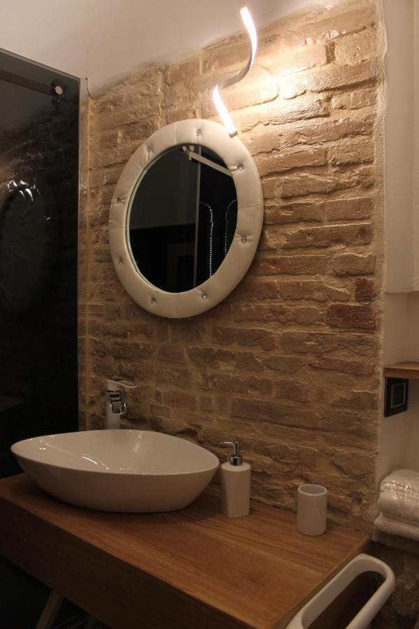 Jacuzzi Apartament By Parmacentro B&B エクステリア 写真