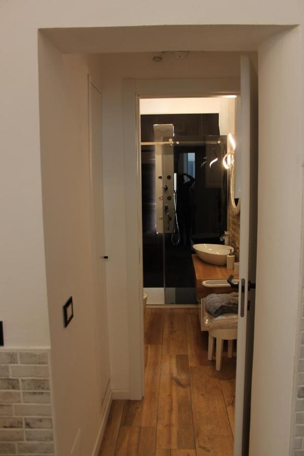 Jacuzzi Apartament By Parmacentro B&B エクステリア 写真