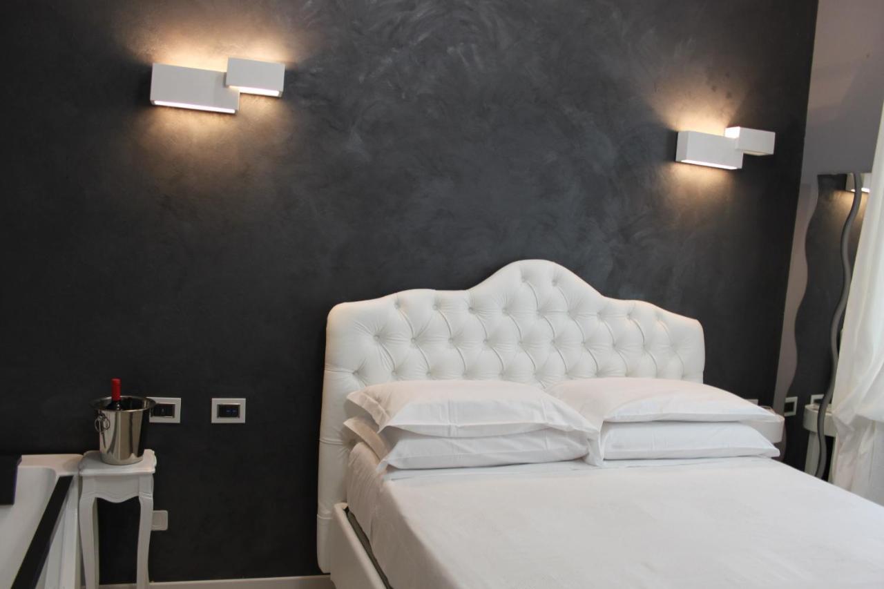 Jacuzzi Apartament By Parmacentro B&B エクステリア 写真